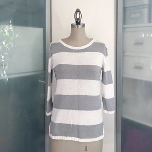 100% cotton Like new Gap light Grey and true white sweater XS